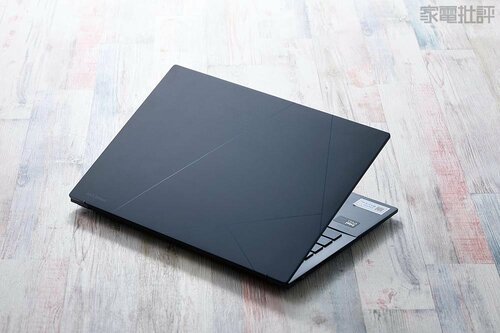 落ち着きつつ見栄えのする天板デザイン ASUS「Zenbook 14 OLED」おすすめ イメージ