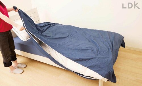 4:反対側の角を入れ四隅を整える ニトリの掛け布団カバーおすすめ イメージ