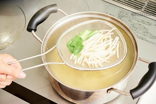 湯切りもラクラク すくいザルおすすめ イメージ