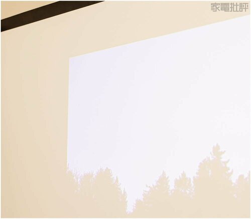 画面の端にシワが寄ります。生地が厚めのためシワを取りにくい プロジェクタースクリーンおすすめ イメージ