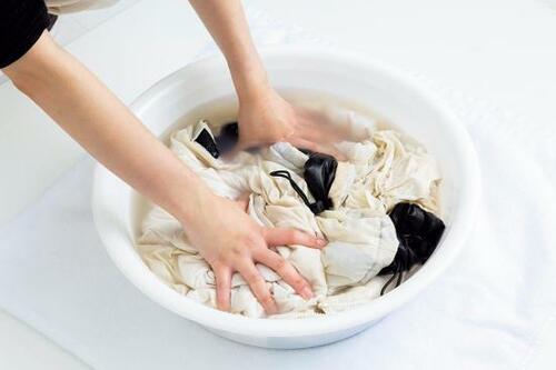 STEP2：中性洗剤を溶かしてもみ洗いする イメージ
