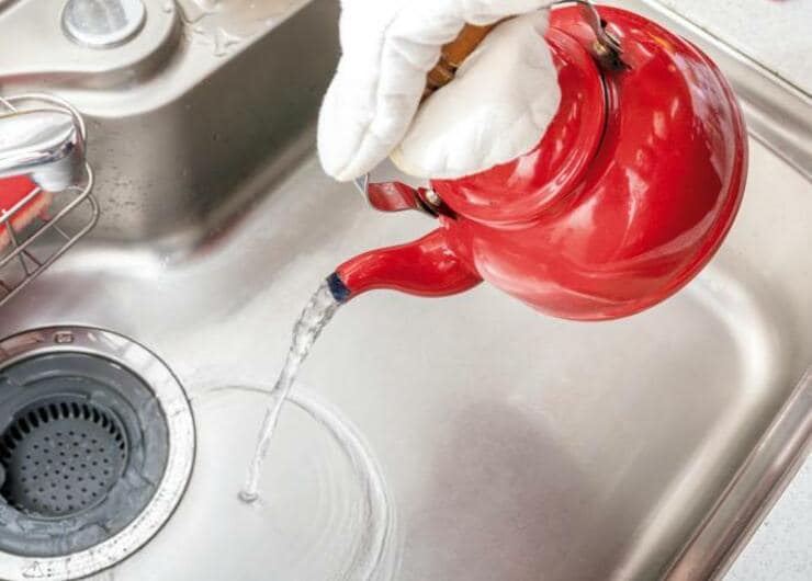 排水口のイヤ～なヌメリ、お湯とゴミ箱チェンジで驚くほど簡単に解決できました