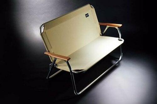 定番品と肩を並べる作りのコメリ「軽らく アルミ背付きローベンチ」 イメージ2