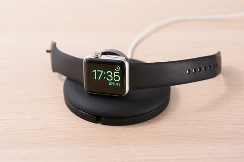 13位: 純正の充電器とセットで使用するので携帯性はいまひとつ PZOZ「Apple Watch 充電スタンド」