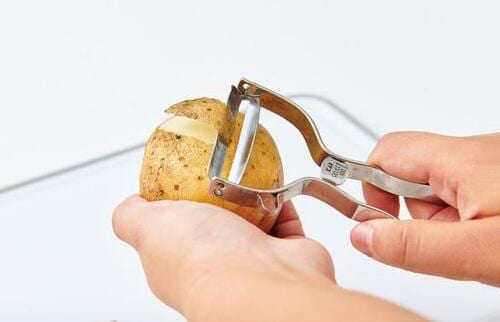キッチン用品おすすめ 貝印 SELECT100 T型ピーラー皮がスーッと薄く長く向けるので気持ちいい! イメージ3