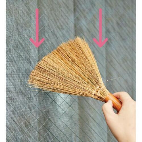 STEP1：ホウキでホコリを落とす イメージ