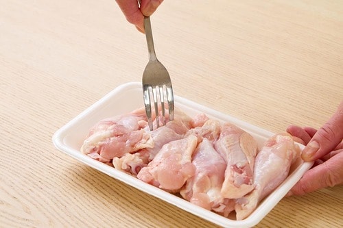 ポイント:フォークで穴を開けて味しみをアップさせる 調味酢おすすめ イメージ