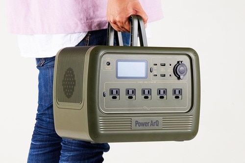重さもあってソーラーパネルも大きめ ポータブル電源・ソーラーパネルセットおすすめ イメージ