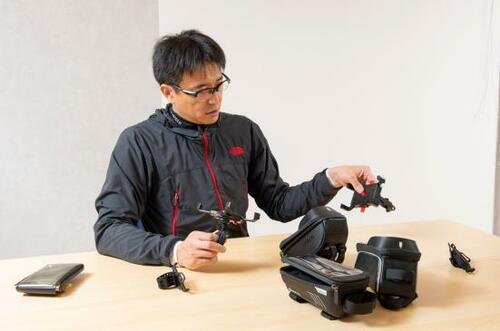 13位: ワンプッシュで自動収縮のお手軽スマホホルダー「Symbol」