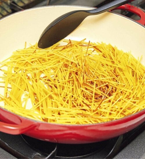 ポイント：パスタはキツネ色がつくまで炒めて！ カルディおすすめ イメージ
