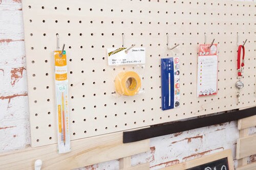 ポイント3:文房具の備品を穴あきボードにかけて壁掛け収納に