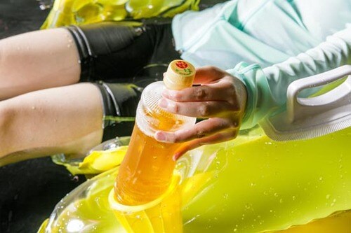 ドリンクも載せられる水上の極楽チェア