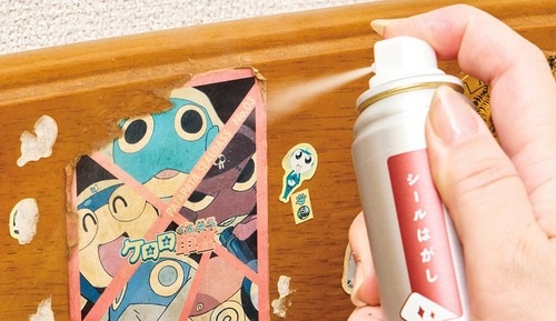 1:しっかりスプレーして浸透させる シール剥がしおすすめ イメージ