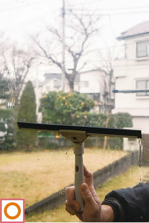 お風呂にも使えて便利！絶妙なフィット感のスクイジー イメージ