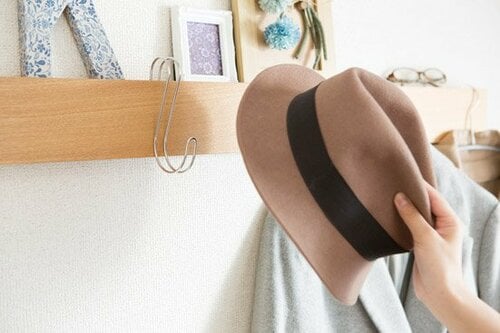 壁に穴を開けずに簡単に壁掛けが作れるS字フック イメージ