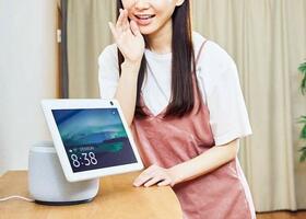 首を振るスマートスクリーンAmazon「Echo Show 10」の実力は?│『家電批評』が検証