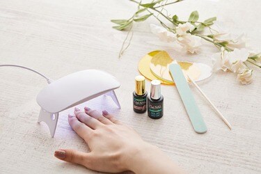 プチプラジェルネイルに挑戦 ベース編 プロが認めた100均アイテム 360life サンロクマル