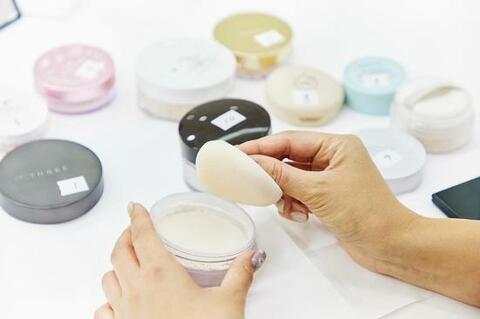THREEの大人気フェイスパウダー「ルースパウダー」の実力は？ LDKが