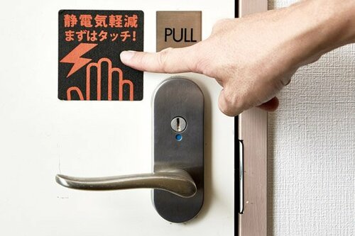 ドアノブ付近に貼れば触れる前に除電が可能