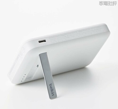 小さなスタンドも出使い勝手は上々! ワイヤレスモバイルバッテリーおすすめ イメージ