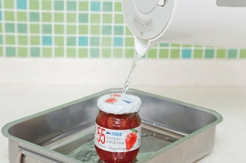フタに熱湯をかけることで固まった糖分を溶かします イメージ2