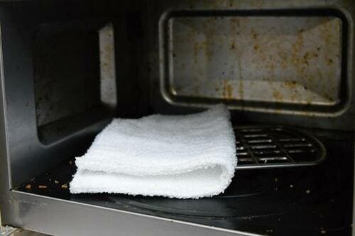 レンジでふきんを1分間チン！あとはスルスル拭くだけでOKです イメージ