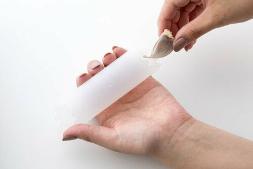 手にニオイがつかず時短！ コロコロ転がすにんにく皮むき イメージ2