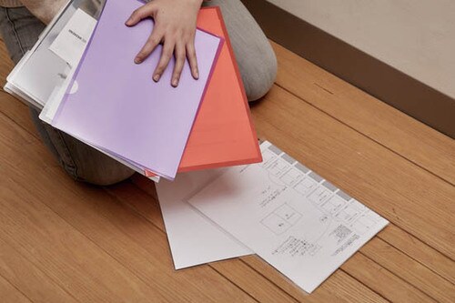 ストッパー付きで書類が落ちない持ち運び楽チンの極薄ファイル