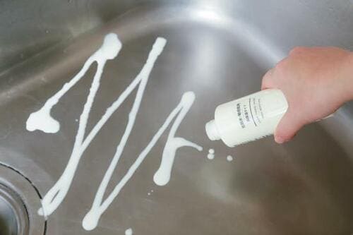 化粧水の空ボトルがクレンザー入れに使える! イメージ2