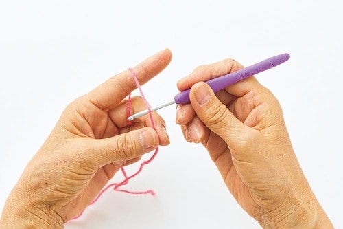 3：針を糸に当てて編み始める イメージ