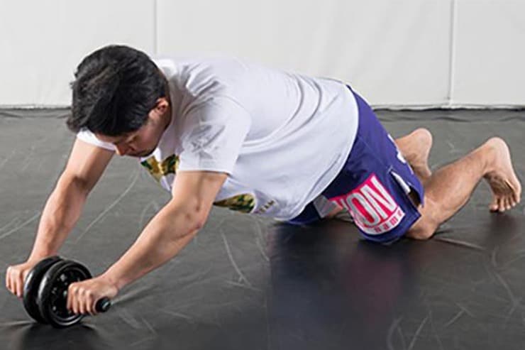 深夜トレに最適！プロが認めた“静かな腹筋ローラー”ヤラセなしで検証レビュー