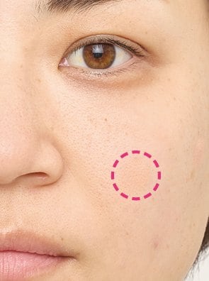 1：隠したいところにコンシーラーを置く コンシーラーブラシおすすめ イメージ