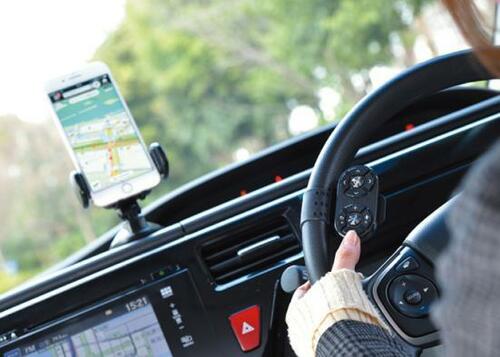 車内から見たハンドルとスマホ
