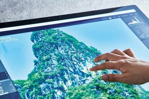 タッチ操作可能な大画面は 本物を触っているかのようなリアルさ イメージ