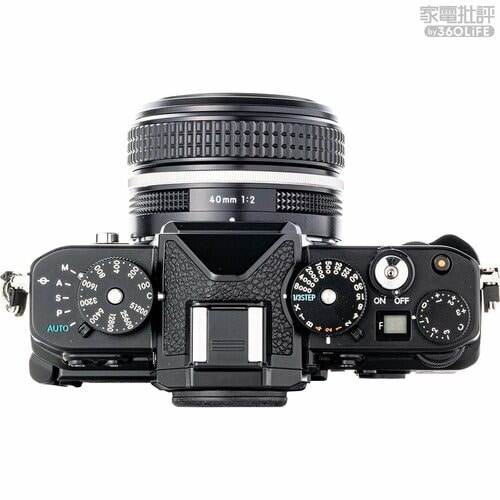 シャッタースピード、ISO感度、露出補正ダイヤルが並びます ニコン「Zf」おすすめ イメージ