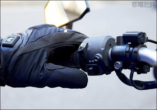 適度な厚みとやわらかさでウインカー操作も問題なし! バイク用電熱グローブおすすめ イメージ
