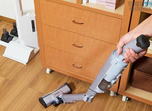 立ったままで家具の下をラクに掃除できる ドック付き掃除機おすすめ イメージ
