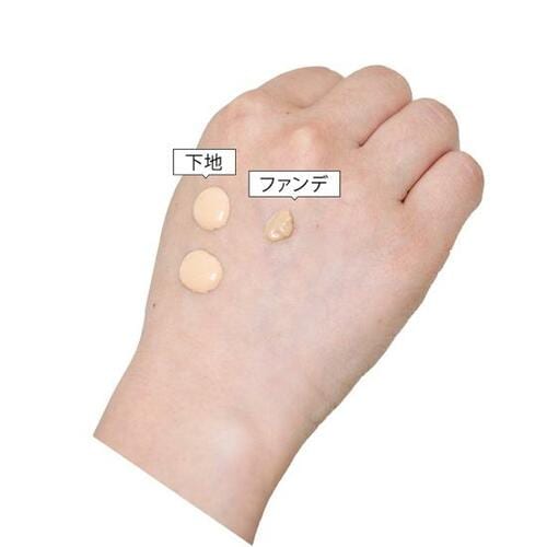 クマ隠しSTEP1:補正力のある下地でクマを薄くする