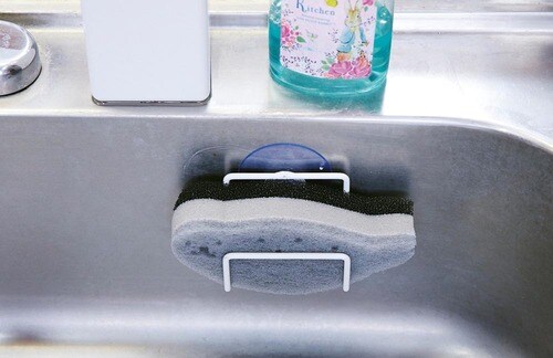 食器洗いスポンジも色みを抑えて統一感を