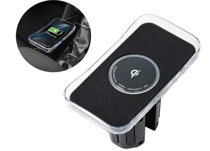 置くだけでスマホを充電！ 車載用Qi充電器「ワイヤレスチャージャートレイ」が便利すぎた