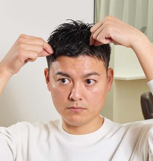 5:毛束をつまんで持ち上げトップに高さを出す メンズヘアジェルおすすめ イメージ