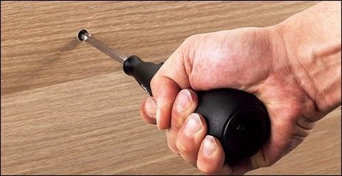 使い勝手：手回しでもグリップが利いて締めやすい 小型電動ドライバーおすすめ イメージ