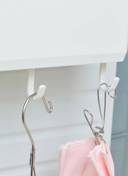 掃除グッズを吊り下げられるフック付き 洗濯機横マグネット収納おすすめ イメージ