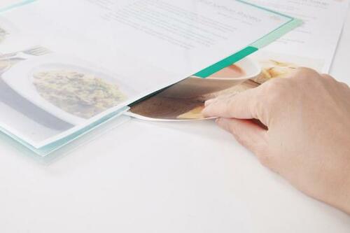 硬いカバーで書類を守るも出し入れのしにくさが弱点 イメージ3