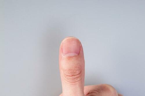 正しい爪の切り方(1):指先のカーブに沿って5~6回で切る