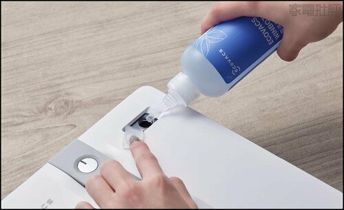 2. 水と洗浄液を入れる ロボット掃除機おすすめ イメージ