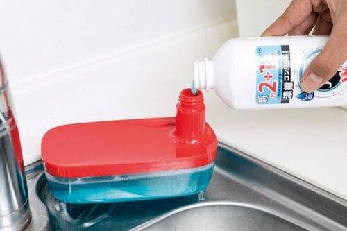 片手で洗剤をつけられる！ キッチンの省スペース化に最適 イメージ2