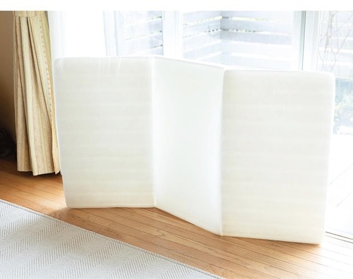 3つ折りにできるので横に立てて干せる ベビー布団おすすめ イメージ