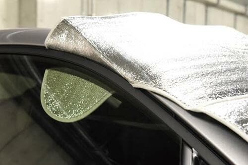 ちなみに、サンシェードは「クルマの外に置く」タイプがおすすめ