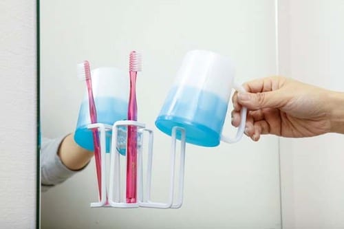 洗面所の小物は浮かせて収納すれば掃除も簡単なうえに清潔に保てます！ イメージ2